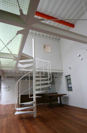 鉄骨むき出しの家